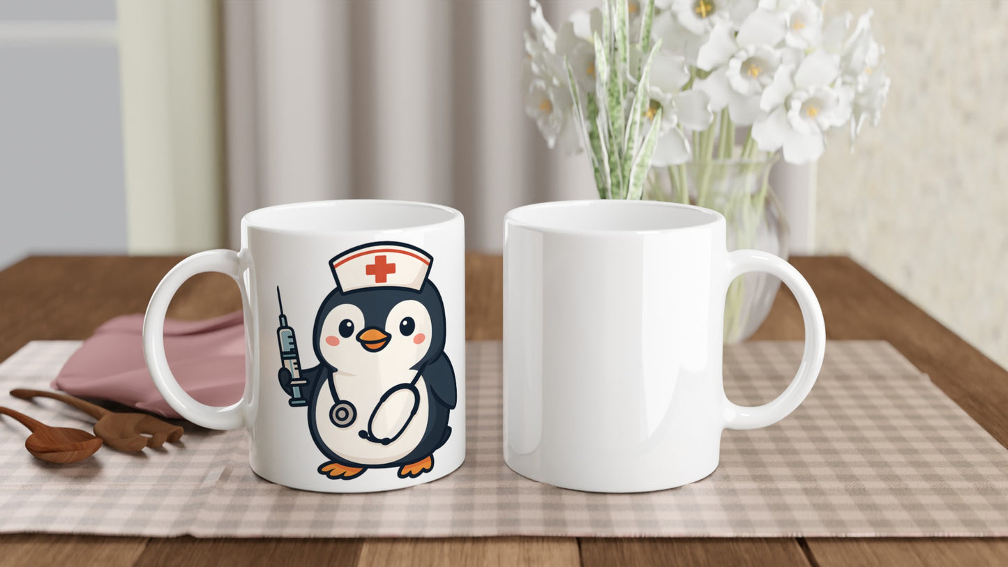 Mugg med pingvin i sjuksköterskedräkt, stetoskop och spruta. Perfekt för humoristiska kaffestunder!