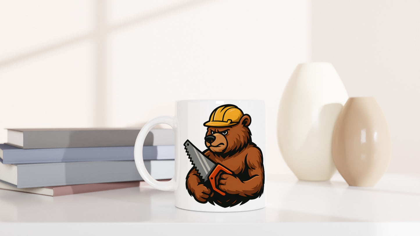Arbetssam björn med snickarkeps och såg, perfekt för snickare. Mugg med stark design.