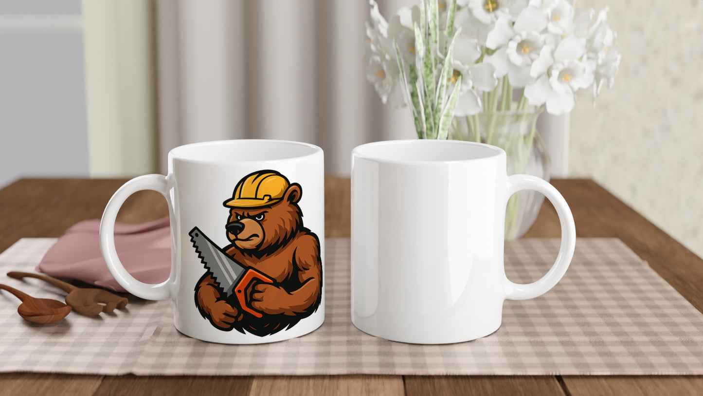Arbetssam björn med snickarkeps och såg, perfekt för snickare. Mugg med stark design.