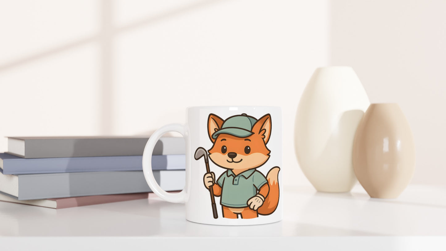 Charmig räv i golfutstyrsel på mugg, perfekt för djurälskare.