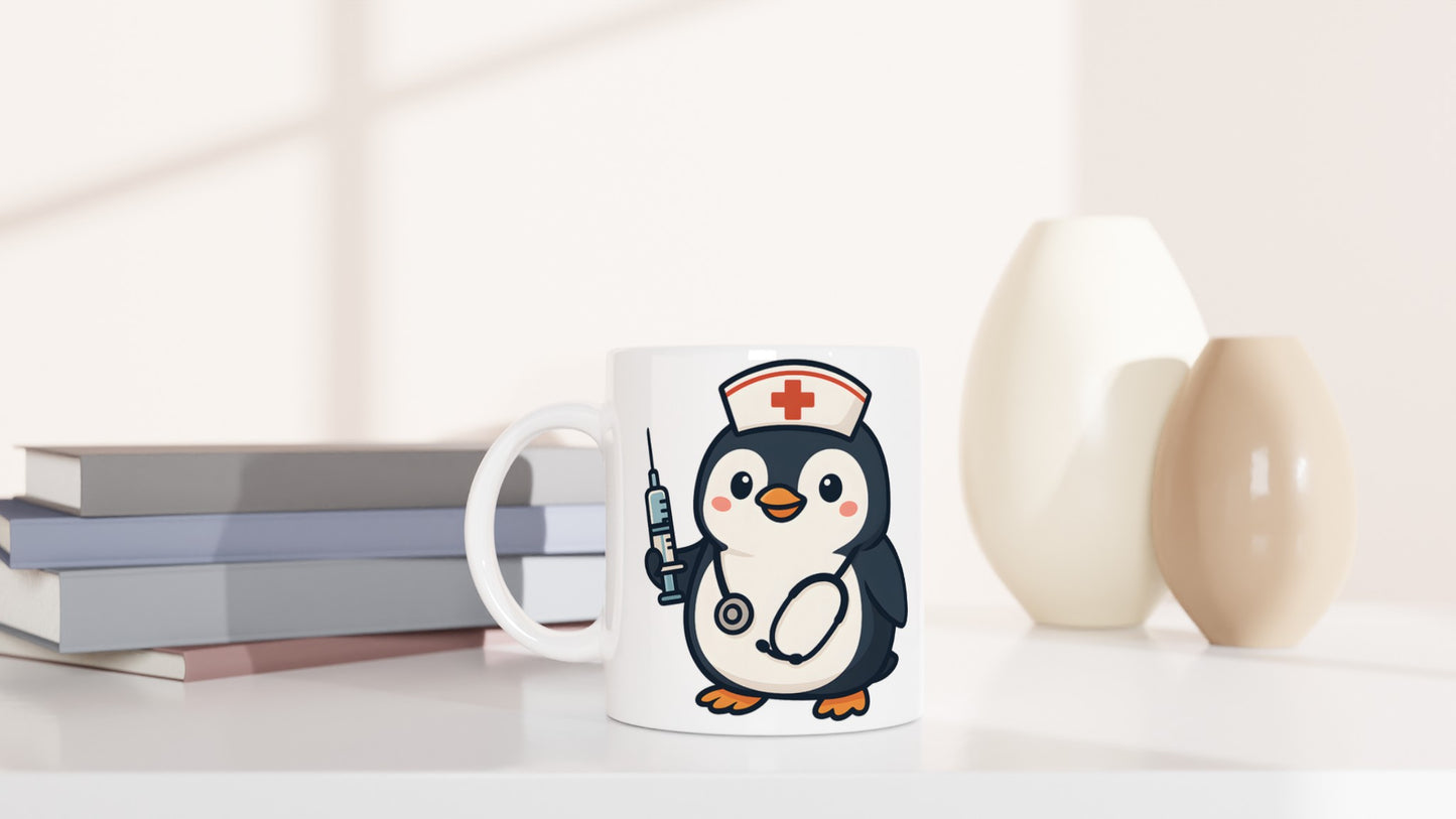 Mugg med pingvin i sjuksköterskedräkt, stetoskop och spruta. Perfekt för humoristiska kaffestunder!
