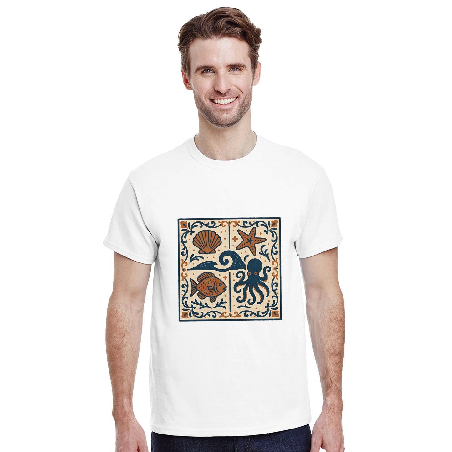 Rustik t-shirt med havsinspirerade kakelmönster från Portugal. Stilfull hyllning till Atlantens pärla.