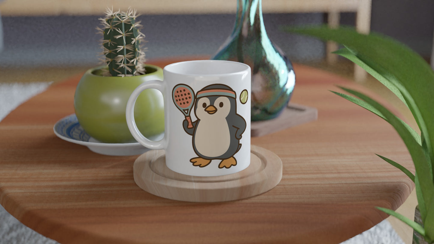 En glad padelpingvin i kläder och pannband, perfekt för muggen!