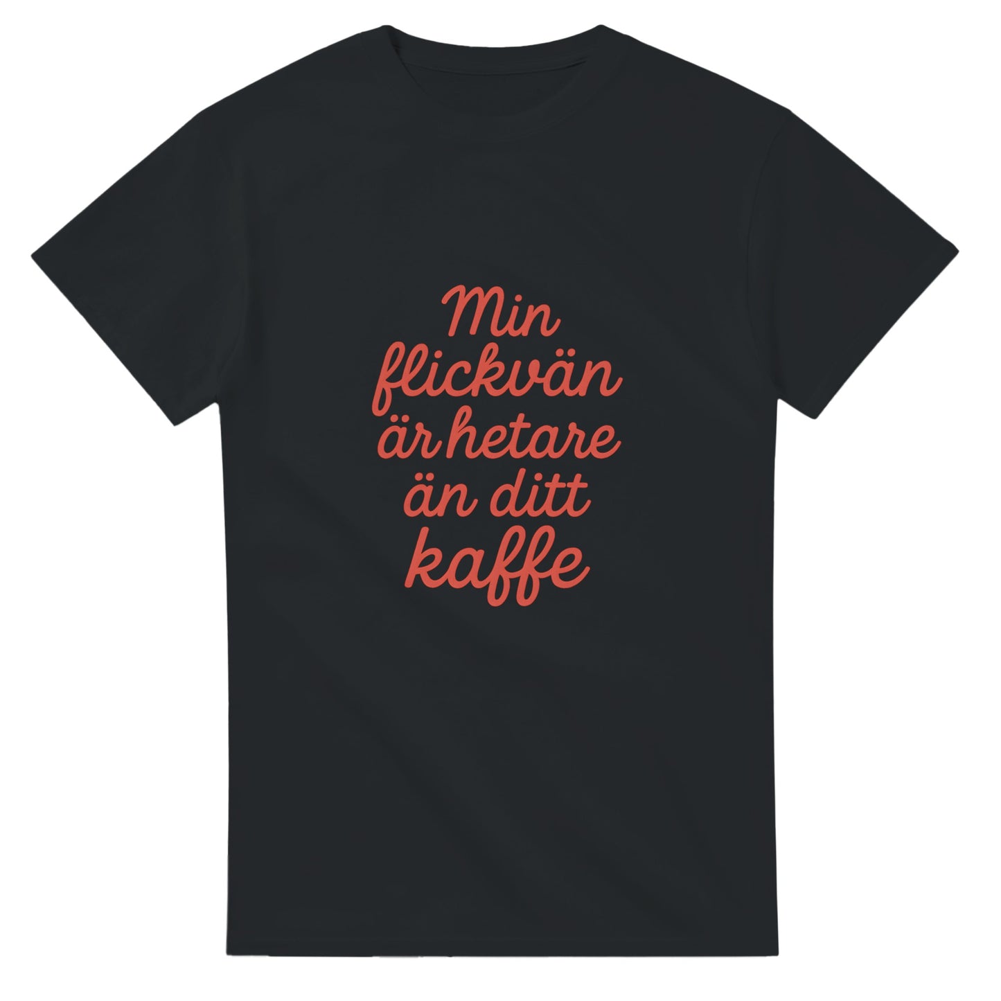 T-shirt med texten 'Min flickvän är hetare än ditt kaffe' i röd skrivstil. Perfekt för att visa kärlek med en touch av humor.