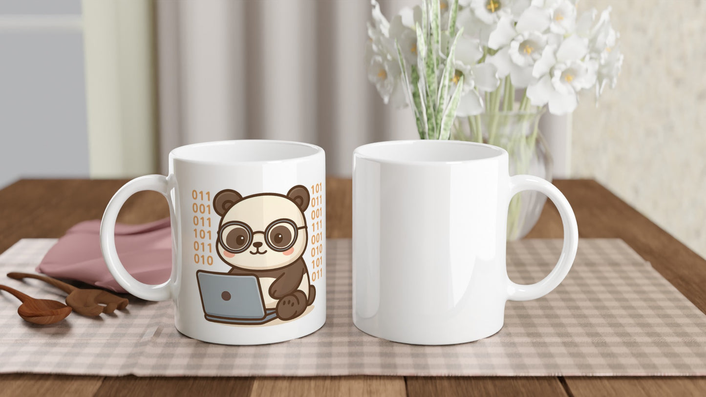 Mugg med motiv av en hacker-panda, perfekt för pandavänner och kodnördar.