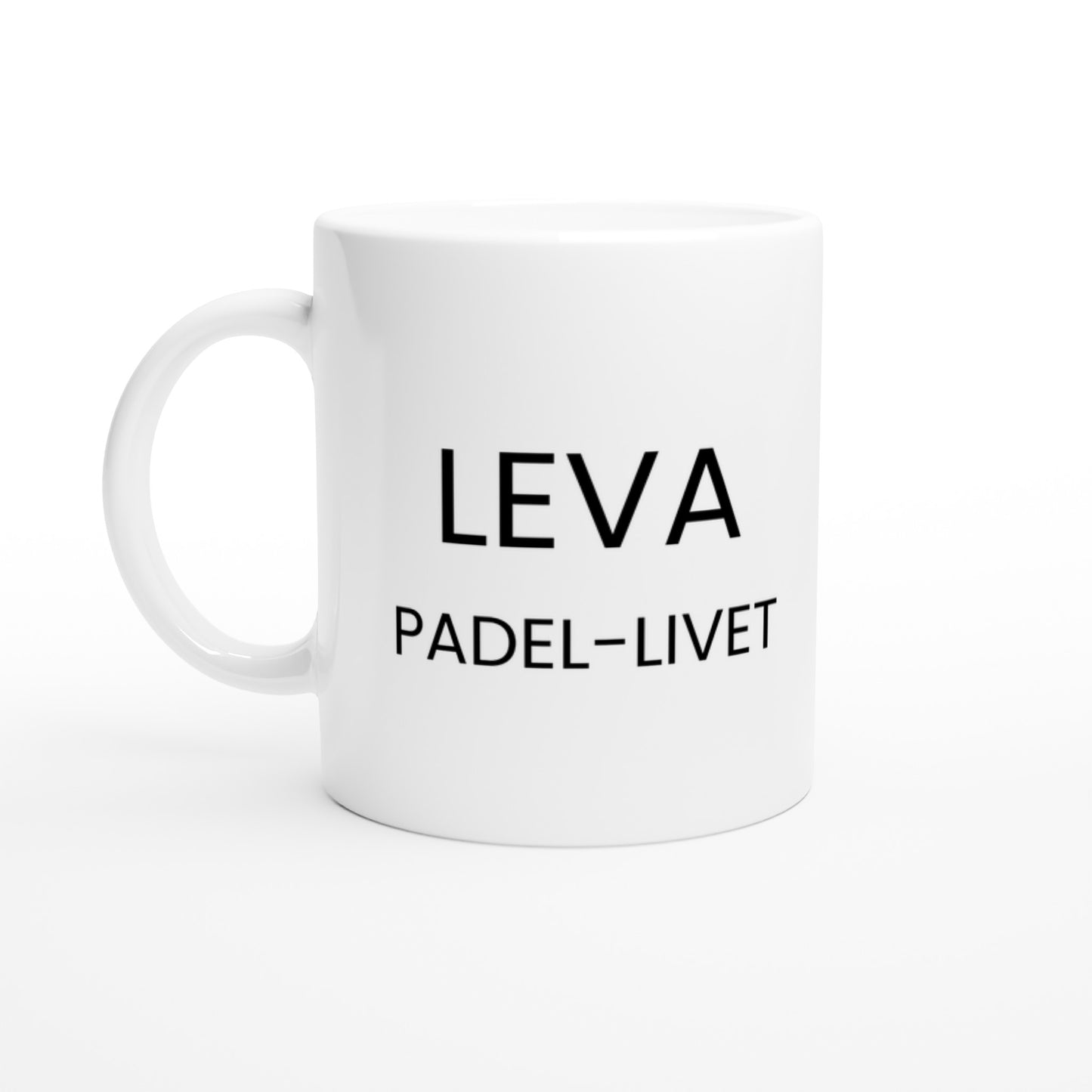Mugg med texten För de som lever för padel! och en illustration av en padelrack. Perfekt för padelentusiasten.