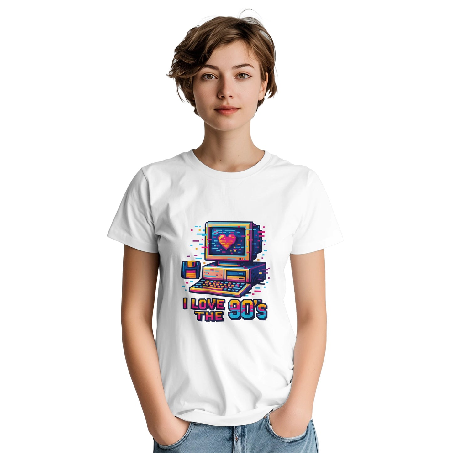 T-shirt med 90-tals pixelart-design av datorer och disketter i livliga färger och glitch-effekt. Perfekt för spelentusiaster.