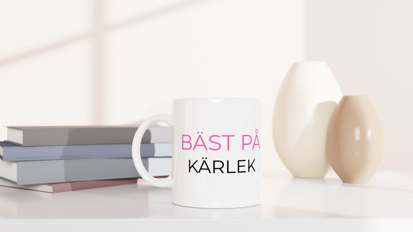 Mugg med texten Bäst på Kärlek för att fira din kärleksfulla och omtänksamma flickvän.