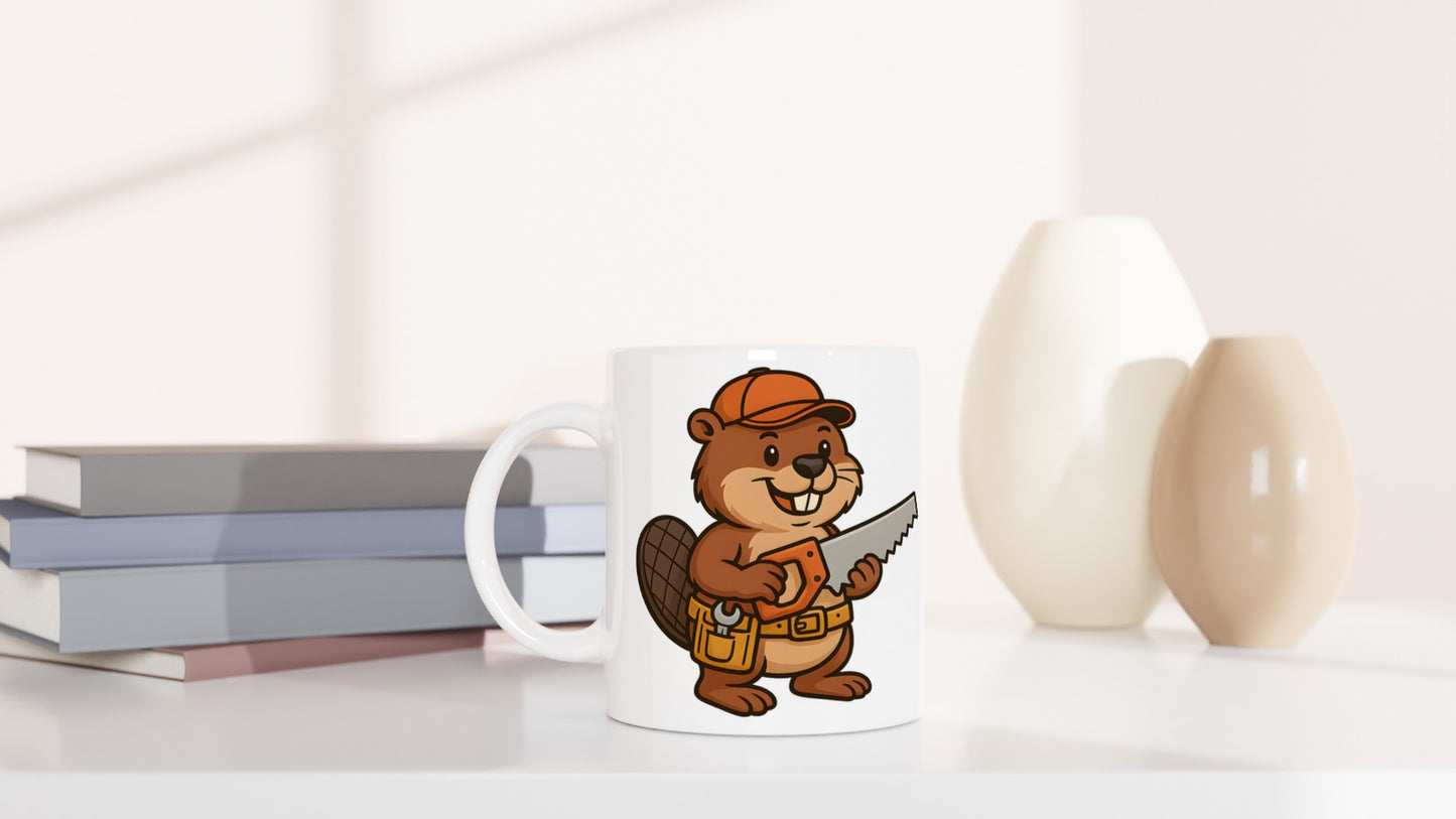 Mugg med bäver i keps och såg, perfekt för hantverkare och snickeriälskare.