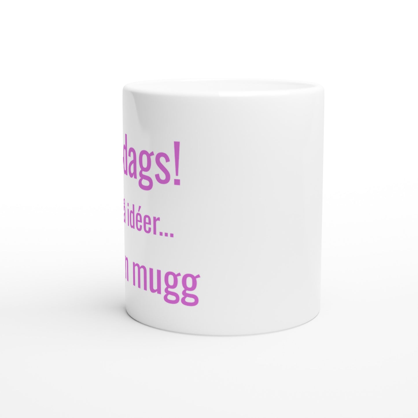 En mugg med texten Fikadags! på en bakgrund av kaffe och kanelbullar. Perfekt för en mysig fikastund.