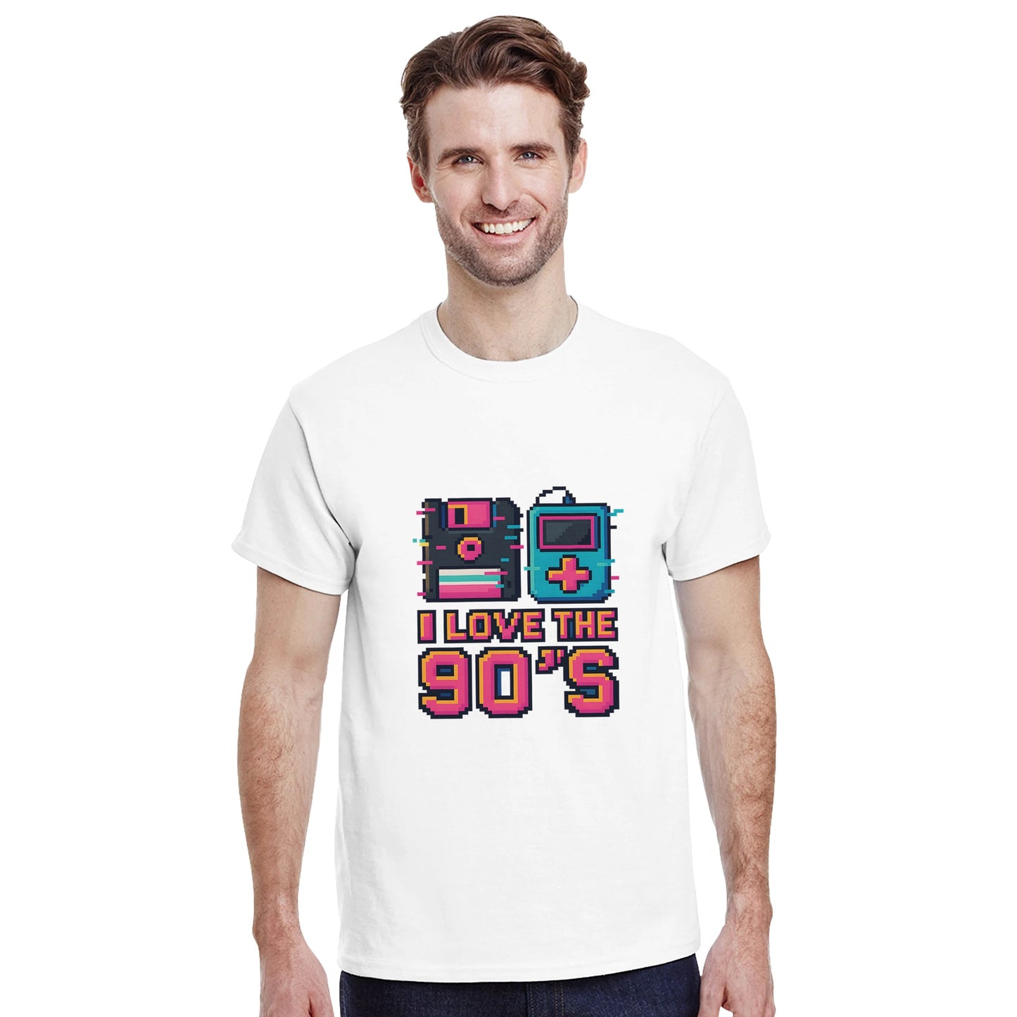 Retro T-shirt med disketter och musikspelare i pixelart och glitch-effekter. Perfekt för 90-tals nostalgi.
