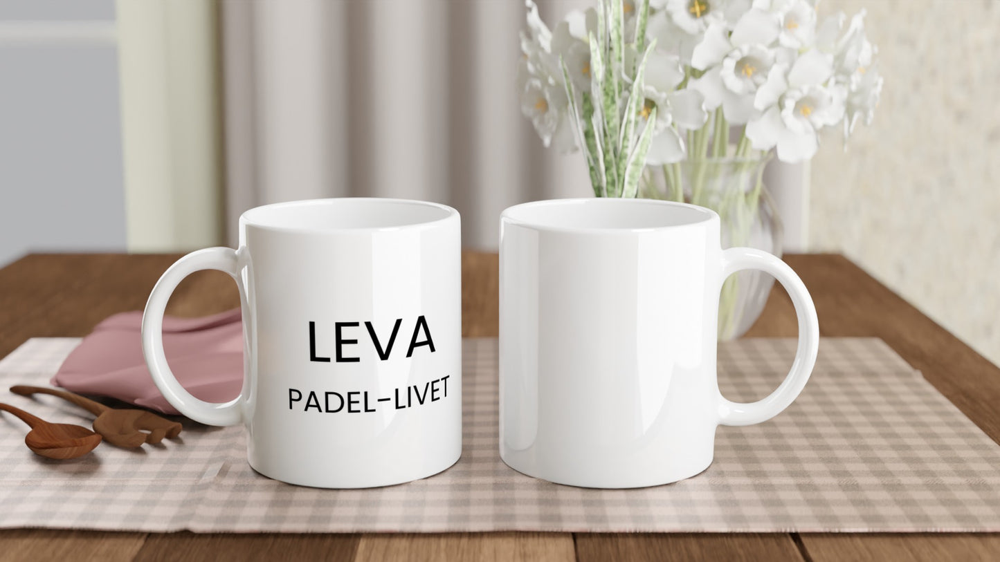 Mugg med texten För de som lever för padel! och en illustration av en padelrack. Perfekt för padelentusiasten.