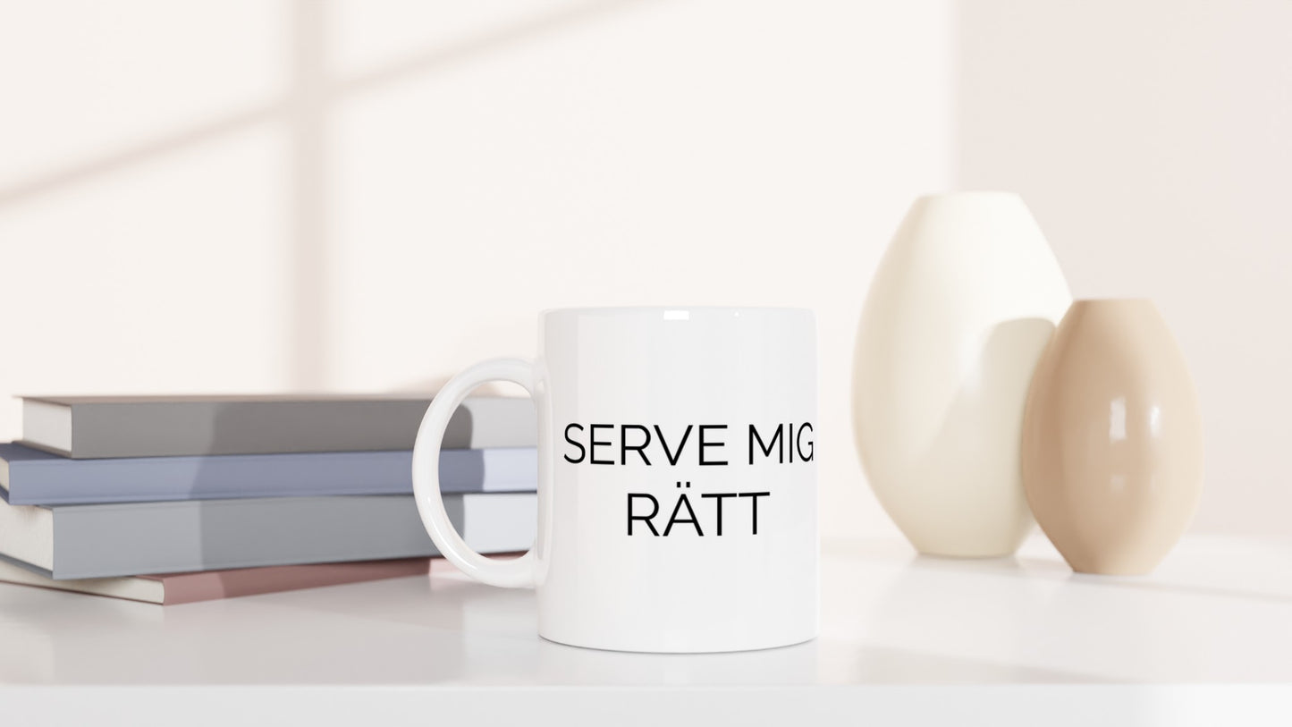 Keramisk mugg med humoristisk tennisordvits, perfekt för servering. Serve Mig Rätt.