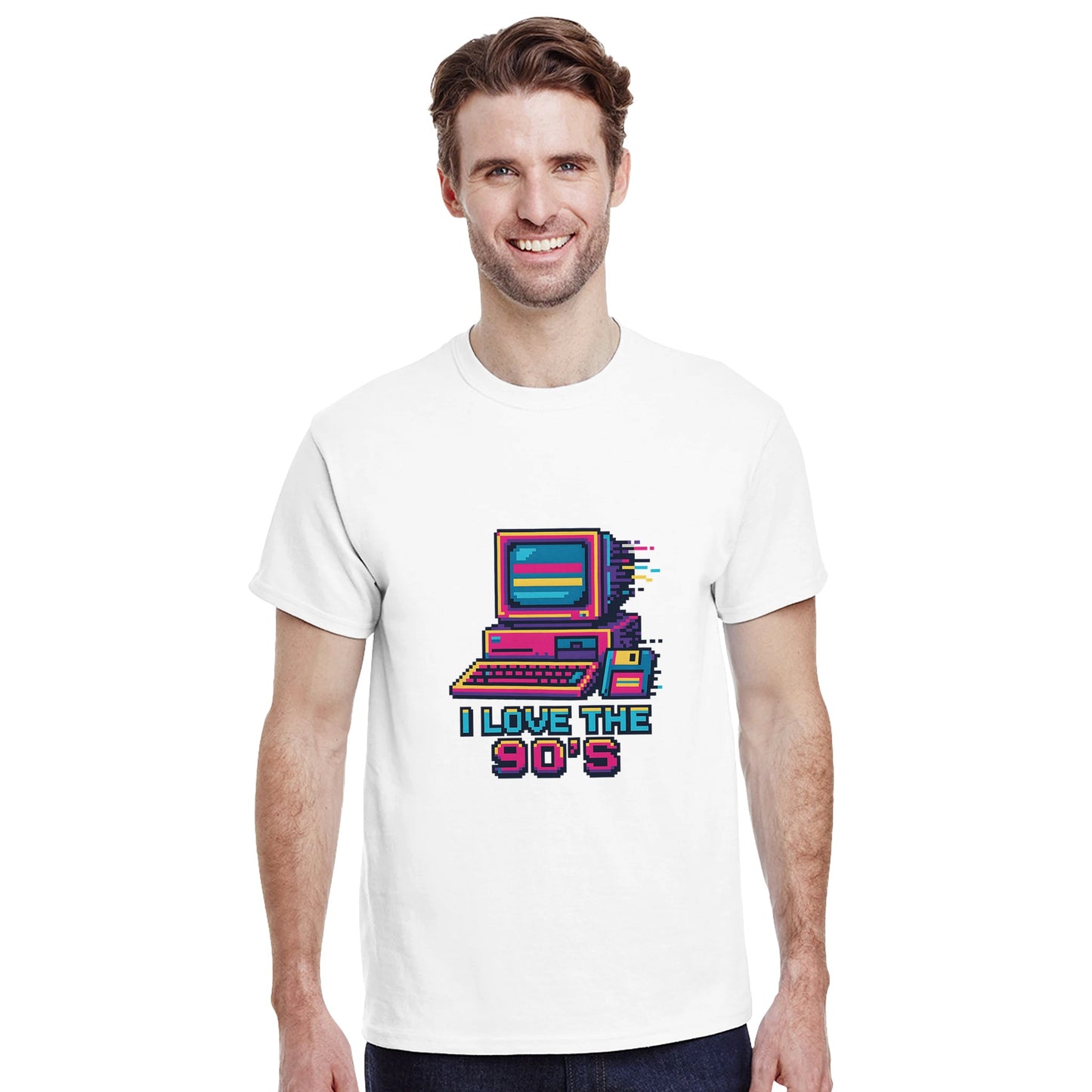 Pixelart-T-shirt med 90-talsvibbar, datorer, disketter och glitch-effekter. Nostalgisk resa tillbaka i tiden.