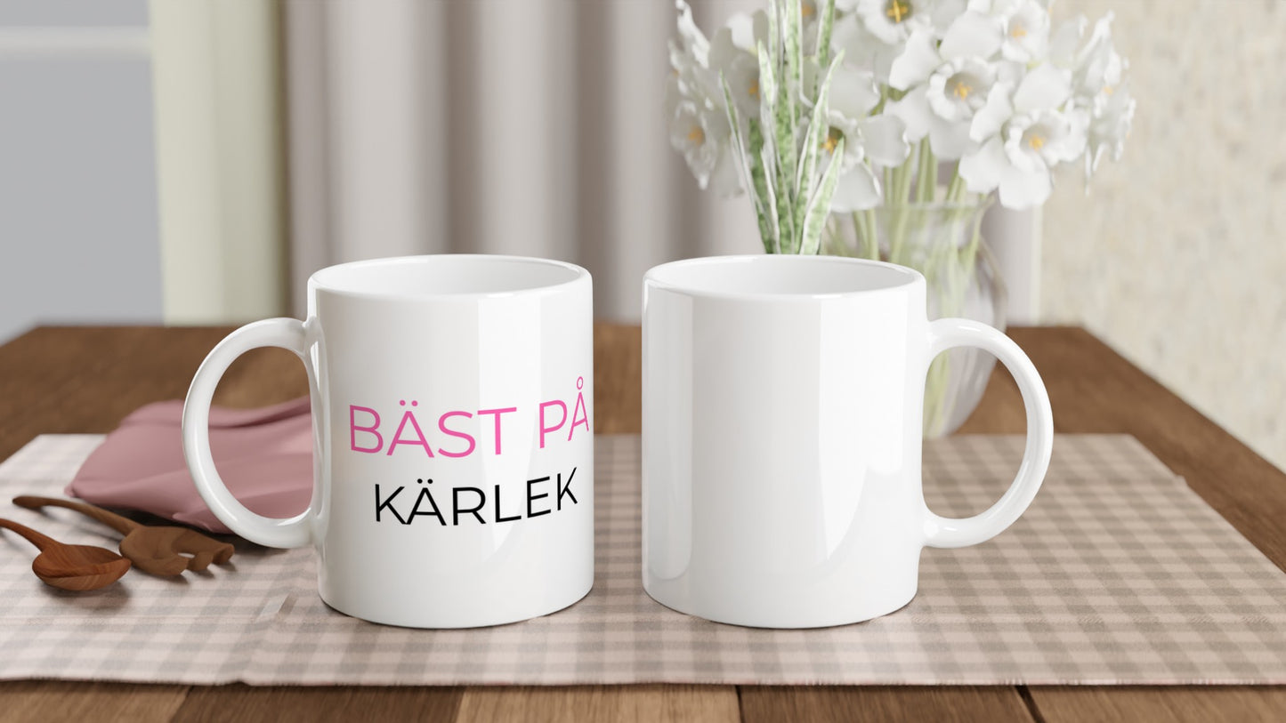 Mugg med texten Bäst på Kärlek för att fira din kärleksfulla och omtänksamma flickvän.