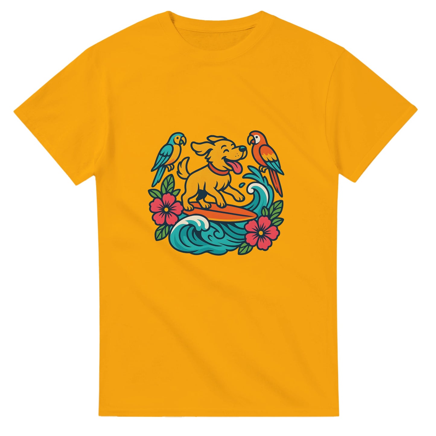T-shirt med surfande hund, omgiven av tropiska vågor och färgglada fåglar. Glatt och somrigt motiv.