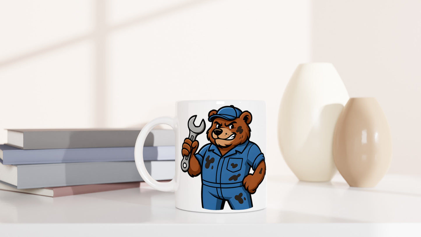 Mugg med björn och skiftnyckel, perfekt för natur- och maskinälskare. Upplev styrkan i garaget med denna unika mugg.