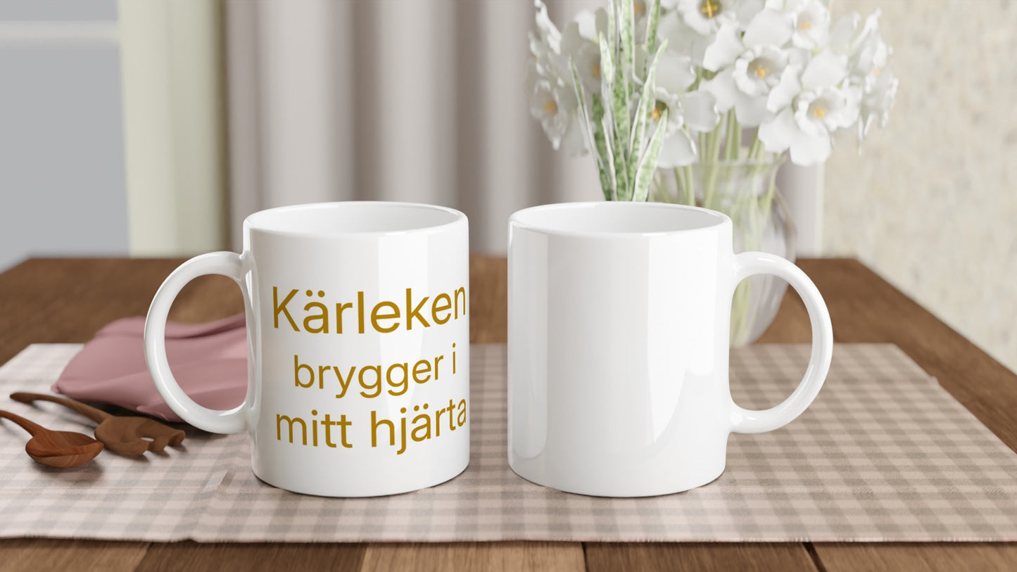 Muggdesign med kärleksfullt hjärtmotiv, som brygger precis som kaffe. Perfekt för romantiska stunder.