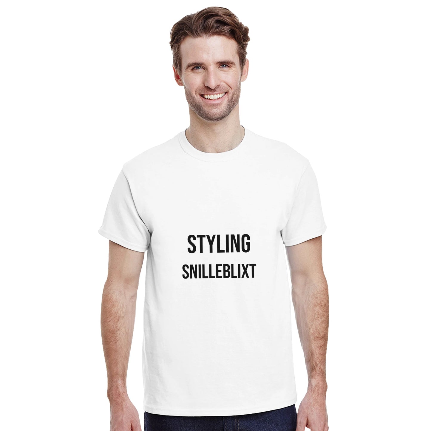 Stilren t-shirt för kreativa frisörer. Perfekt för experimenterande och uttrycksfulla looks. Utforska din kreativitet med Snilleblixt.