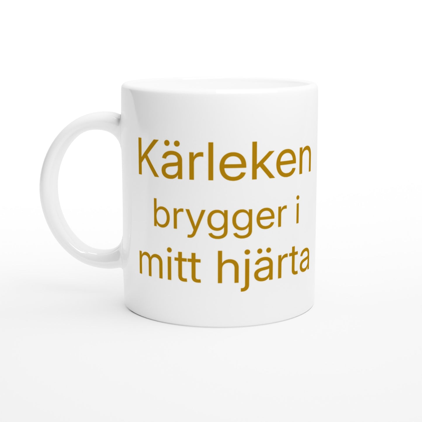 Muggdesign med kärleksfullt hjärtmotiv, som brygger precis som kaffe. Perfekt för romantiska stunder.