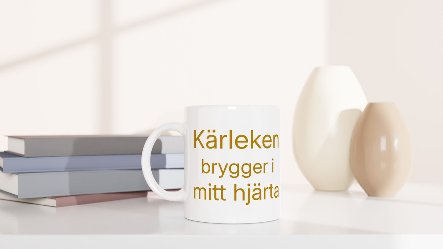 Muggdesign med kärleksfullt hjärtmotiv, som brygger precis som kaffe. Perfekt för romantiska stunder.