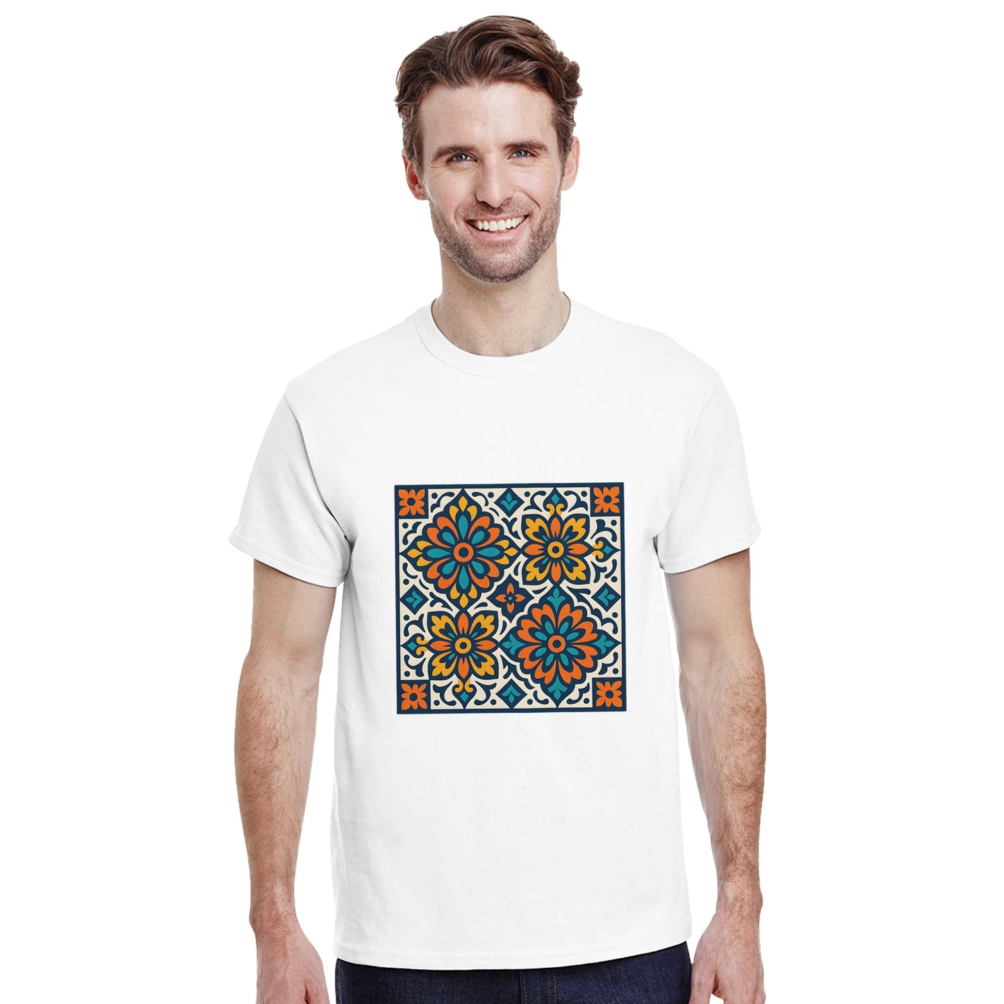 T-shirt med spanska mosaikmönster för en medelhavskänsla. Färgglada och detaljerade.
