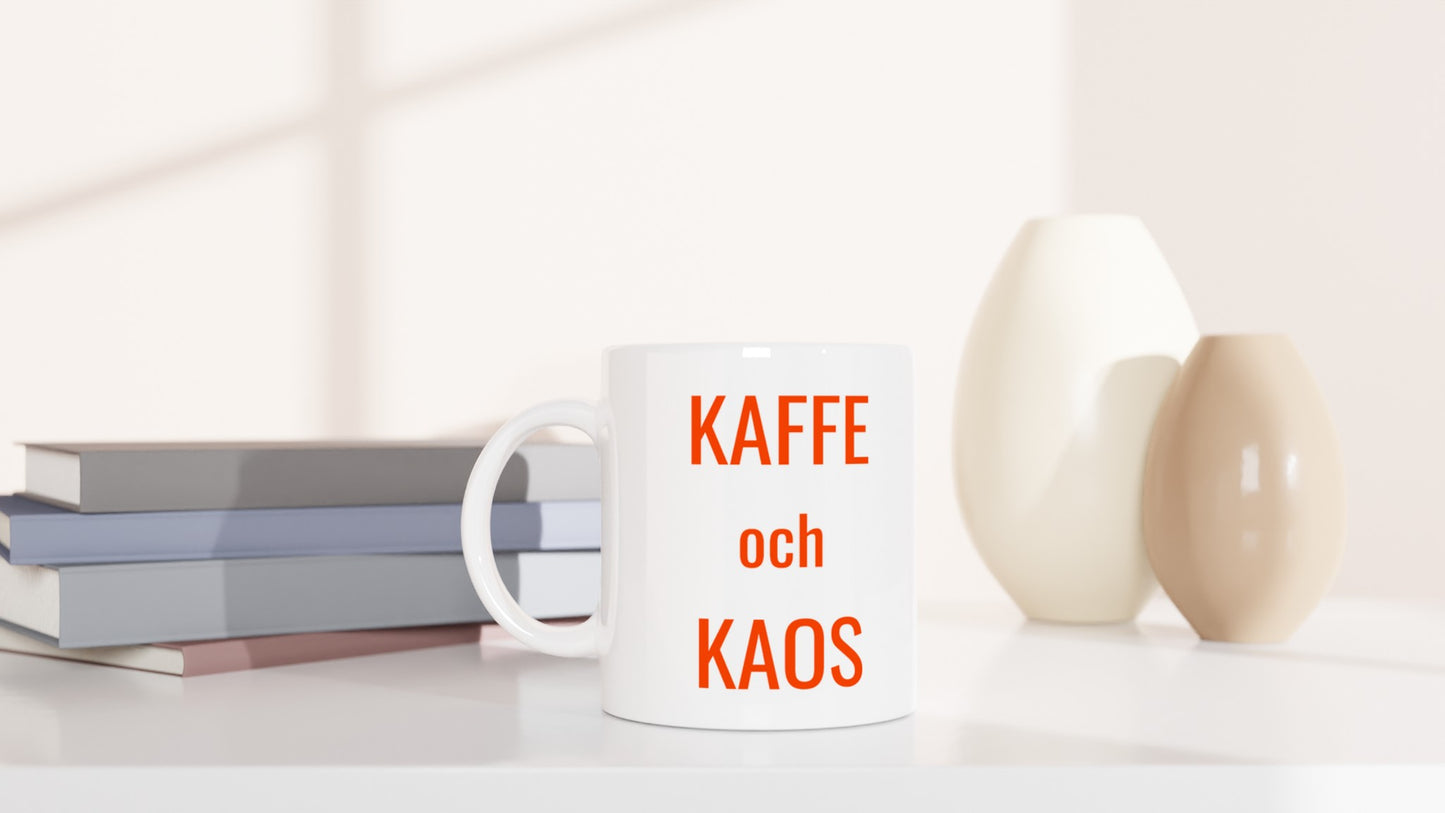 Kaffe och Kaos - perfekt start för morgonen med en balanserande kopp kaffe.