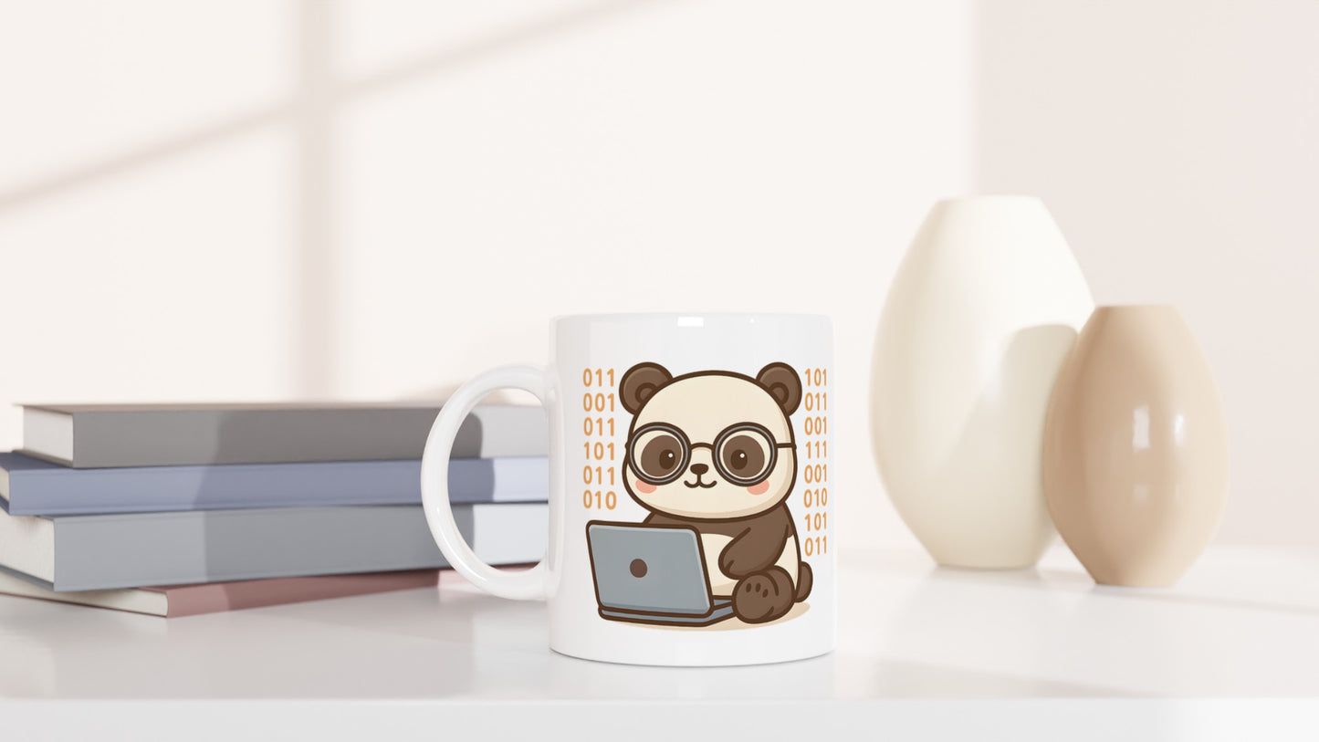 Mugg med motiv av en hacker-panda, perfekt för pandavänner och kodnördar.