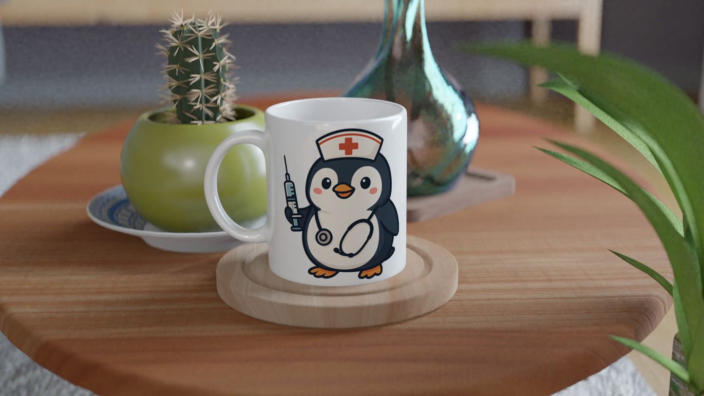 Mugg med pingvin i sjuksköterskedräkt, stetoskop och spruta. Perfekt för humoristiska kaffestunder!
