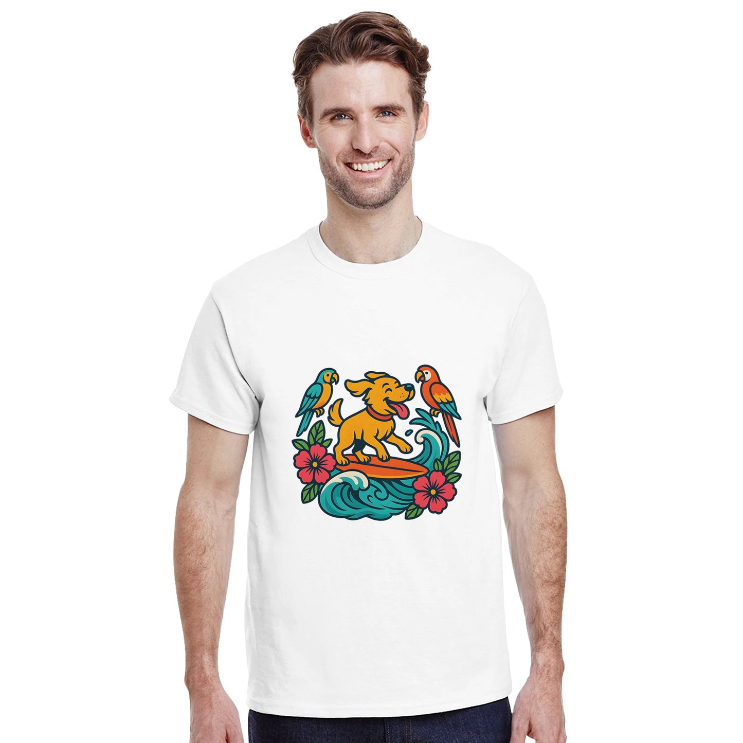 T-shirt med surfande hund, omgiven av tropiska vågor och färgglada fåglar. Glatt och somrigt motiv.