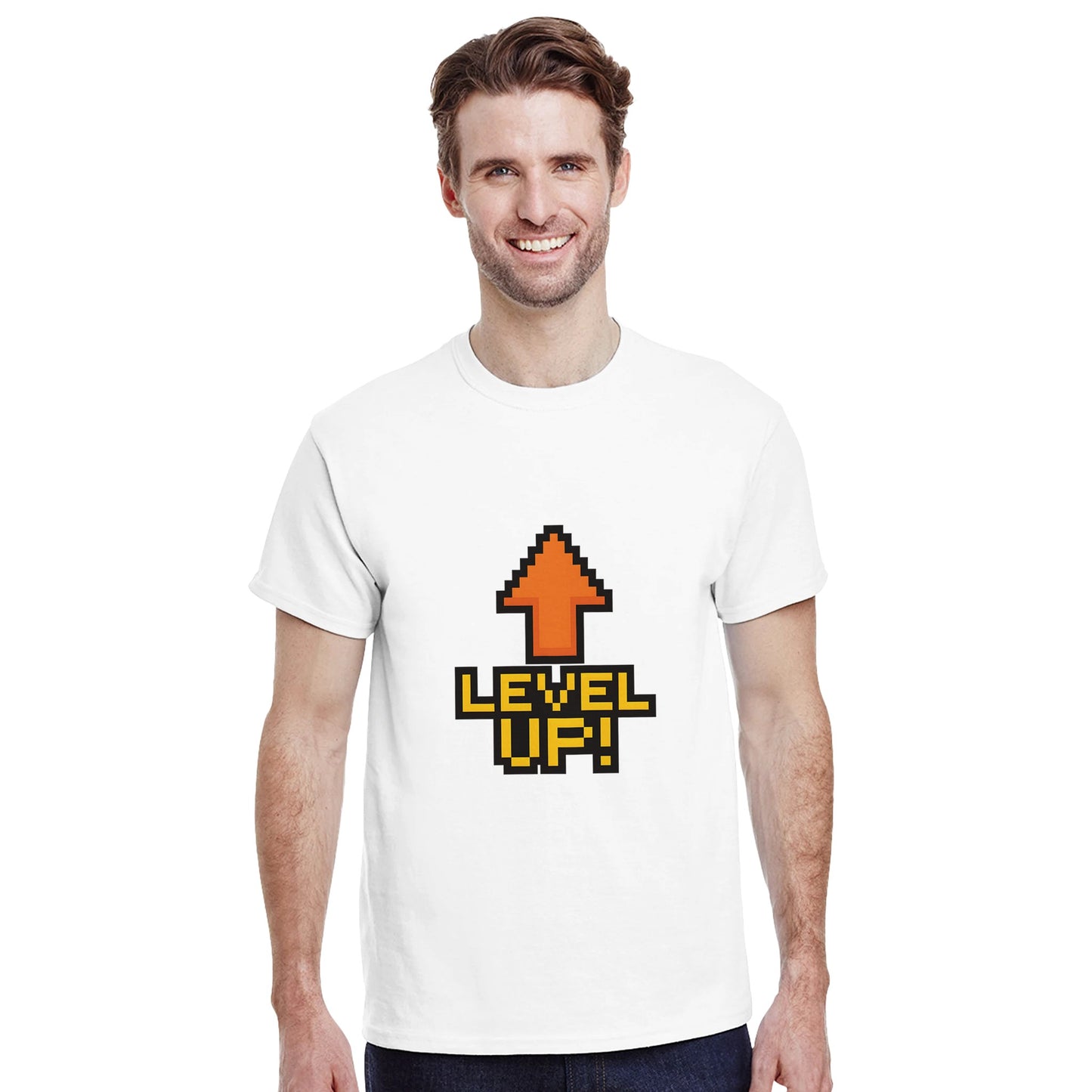 T-shirt med pixelart-motiv av stigande pil och texten 'Level Up!', inspirerad av retro tv-spel.