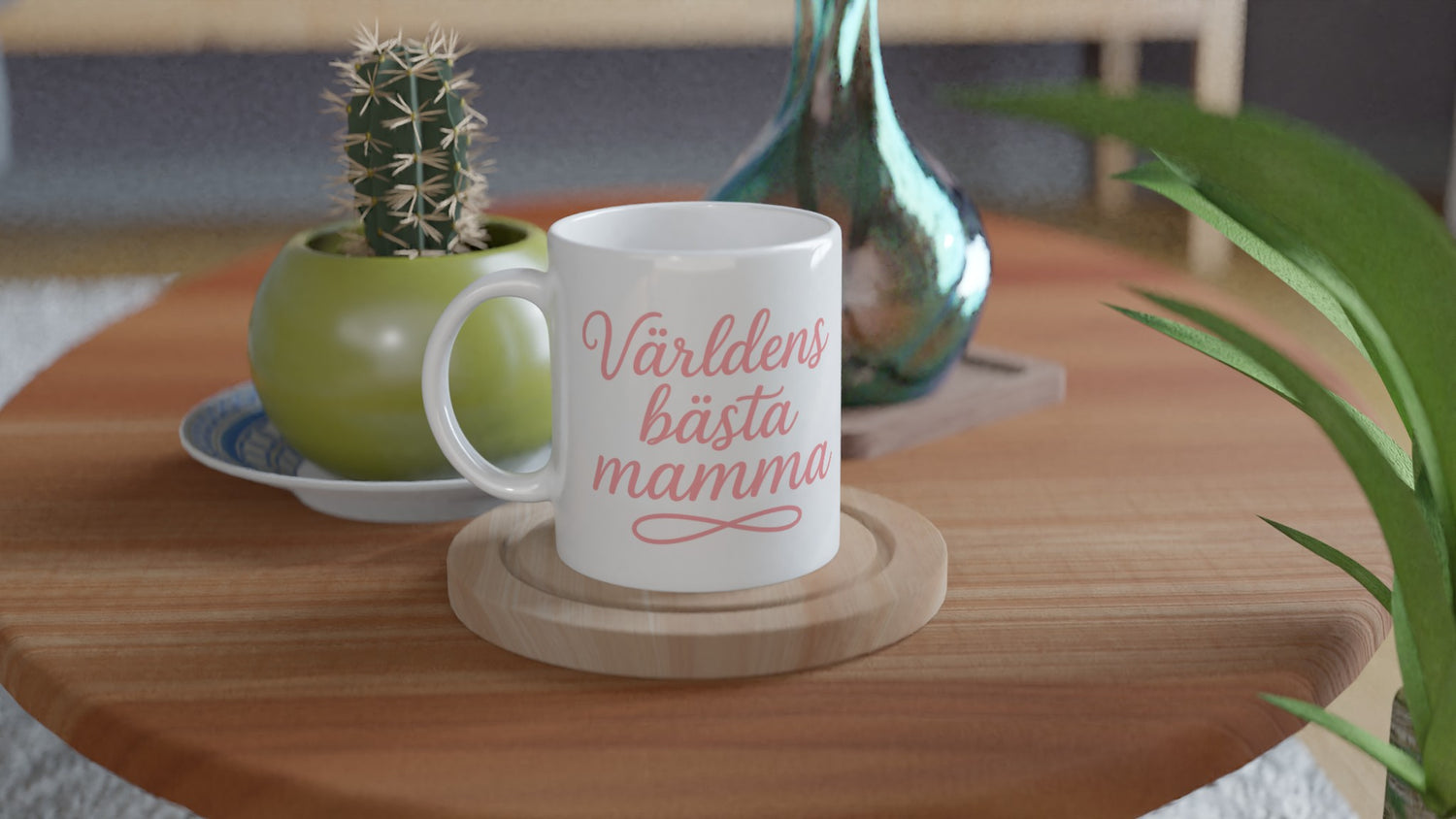 Mugg med texten 'Världens bästa mamma' i elegant handskriven font och varm rosa färg.