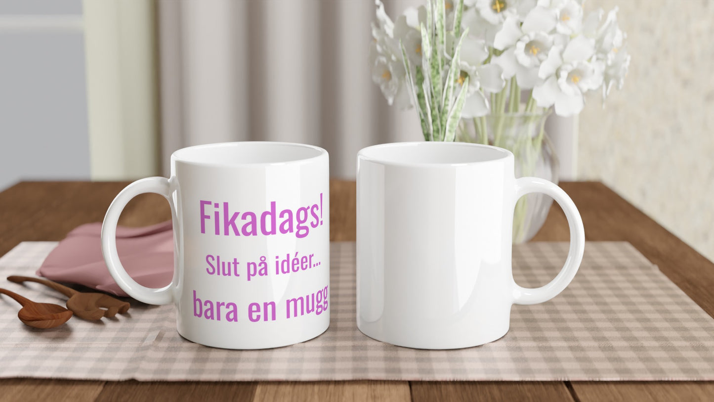 En mugg med texten Fikadags! på en bakgrund av kaffe och kanelbullar. Perfekt för en mysig fikastund.