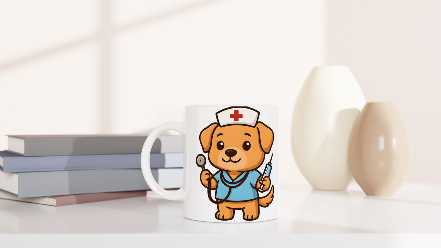 Hund Doktor Mugg - Söt hund som sjuksköterska med stetoskop och spruta, perfekt för hundälskande sjukvårdspersonal.