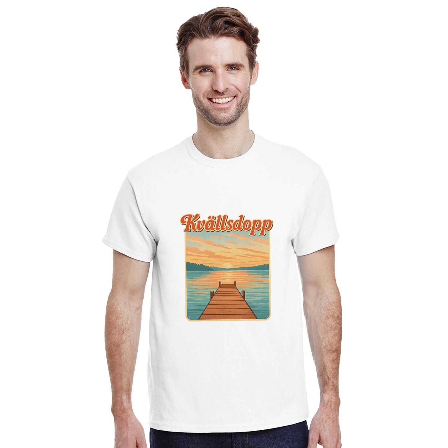 T-shirt med Kvällsdopp & solnedgångsmotiv. Vintageinspirerad badbrygga & retrotext. Hyllning till sommarkvällar.