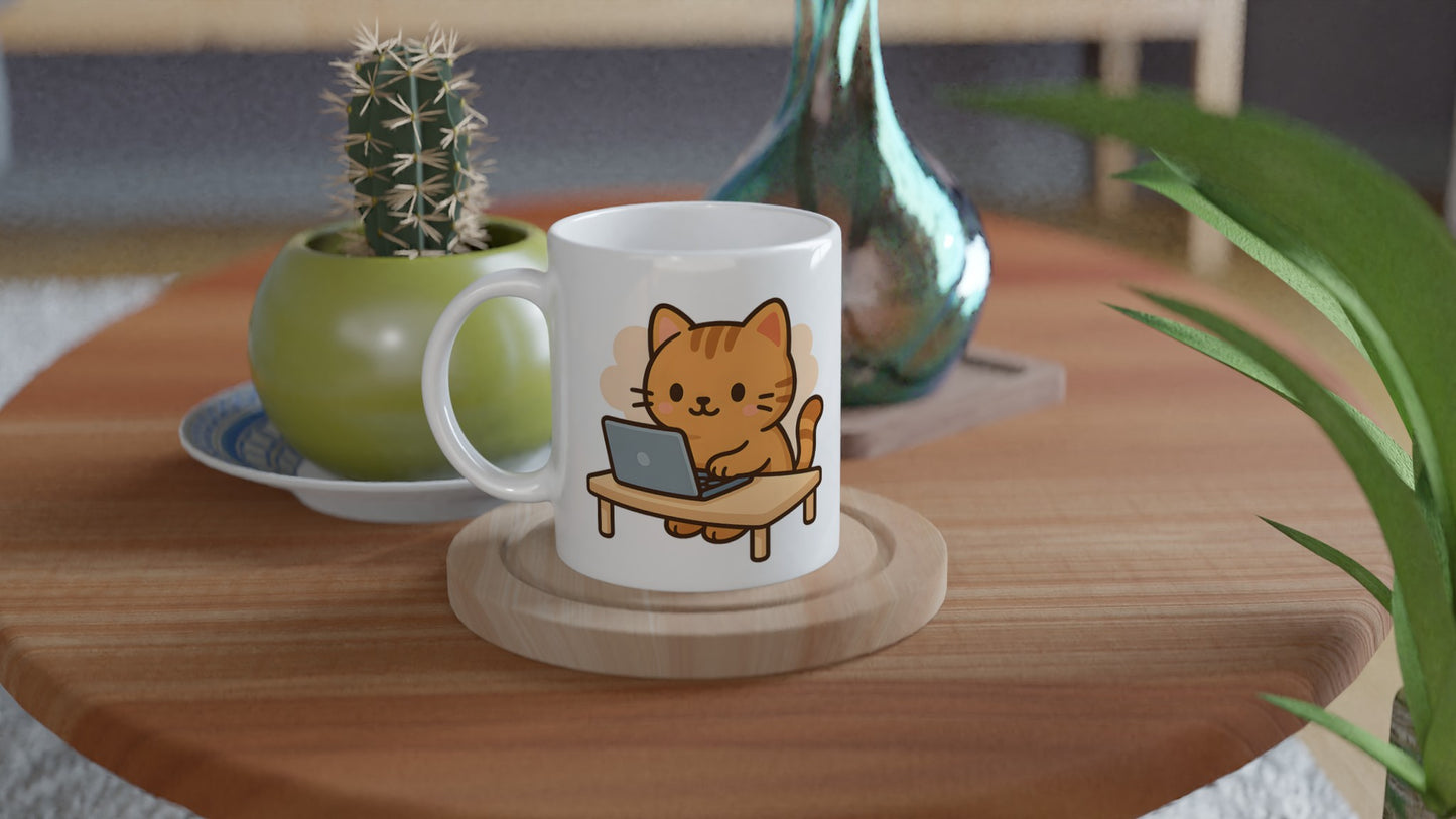 Söt katt kodar vid datorn, perfekt för kodälskare.