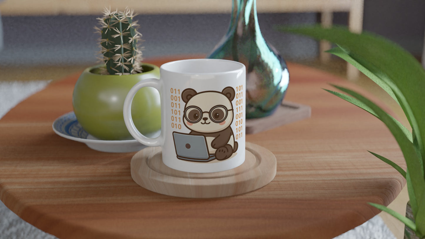 Mugg med motiv av en hacker-panda, perfekt för pandavänner och kodnördar.