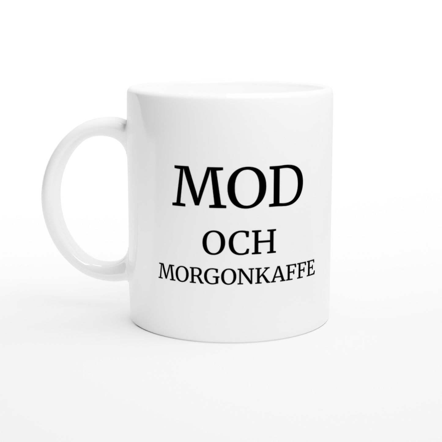 Modig sjuksköterska startar dagen med kaffe