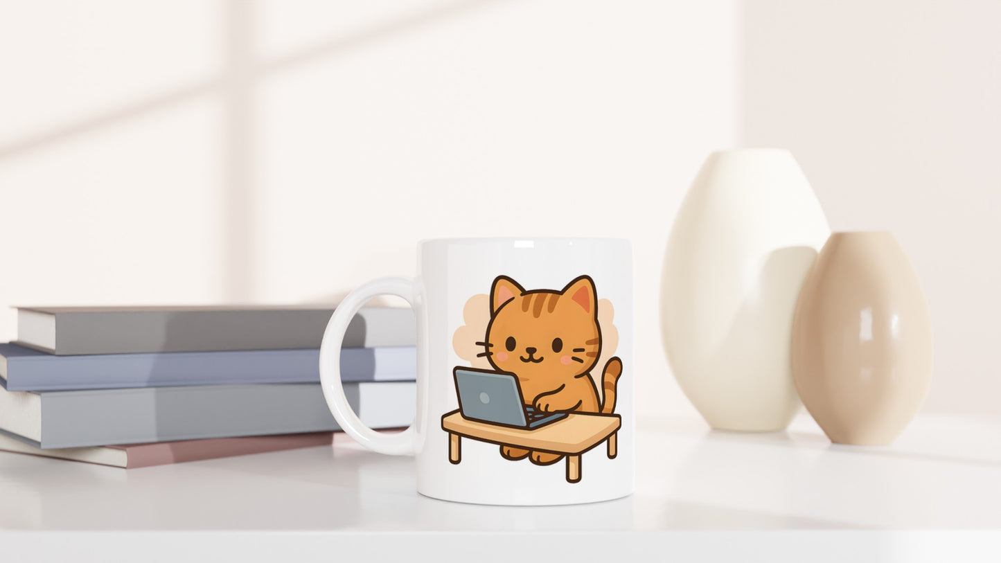 Söt katt kodar vid datorn, perfekt för kodälskare.