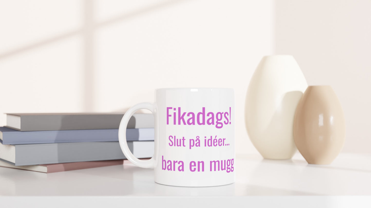En mugg med texten Fikadags! på en bakgrund av kaffe och kanelbullar. Perfekt för en mysig fikastund.