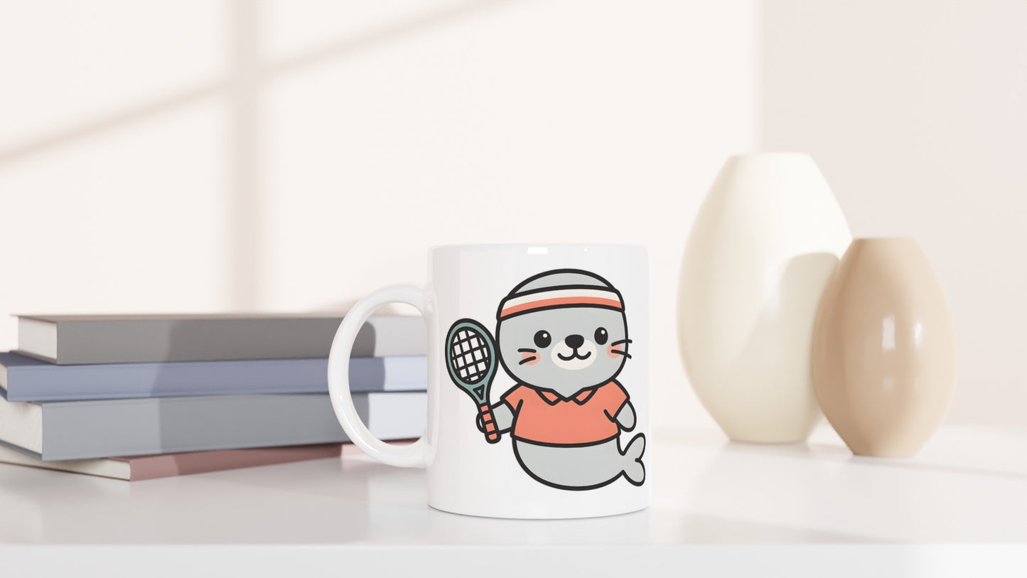 Sportig säl i tenniskläder, perfekt för havsälskare och tennisfans. Koppla av med denna mugg!