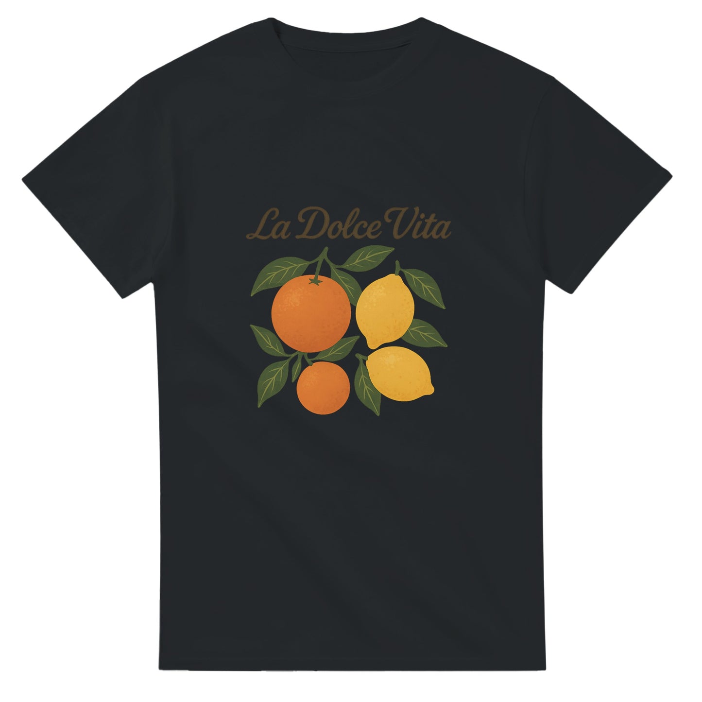 T-shirt med retro mönster av apelsiner och citroner, med den italienska texten 'La Dolce Vita' i elegant skrivstil.