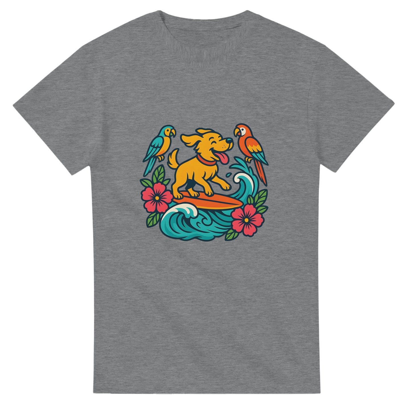 T-shirt med surfande hund, omgiven av tropiska vågor och färgglada fåglar. Glatt och somrigt motiv.