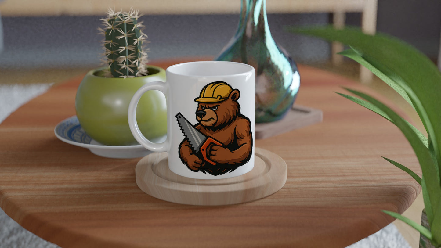 Arbetssam björn med snickarkeps och såg, perfekt för snickare. Mugg med stark design.