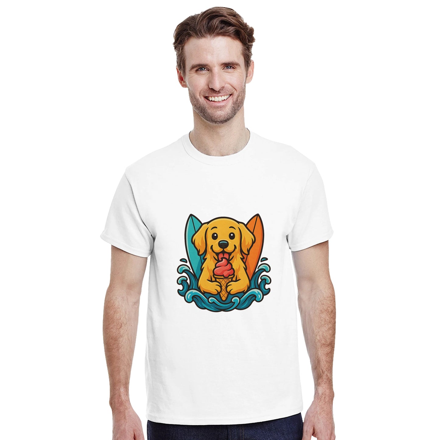 Söt golden retriever med glass och surfbrädor vid tropiska vågor. Perfekt för strandentusiaster!