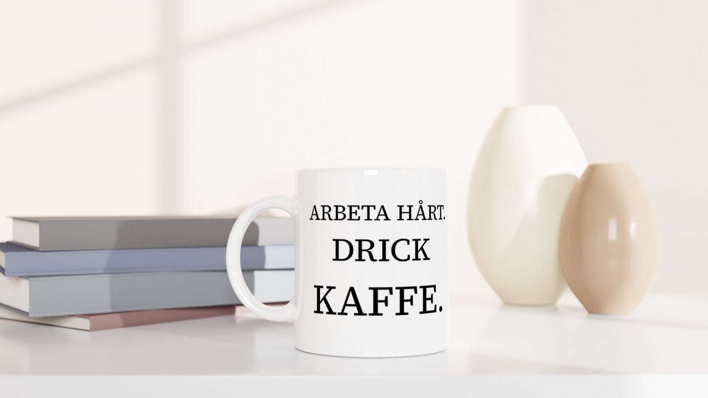 Effektivitet med kaffe vid din sida. Arbeta hårt och njut av en kopp kaffe för produktivitetens skull.