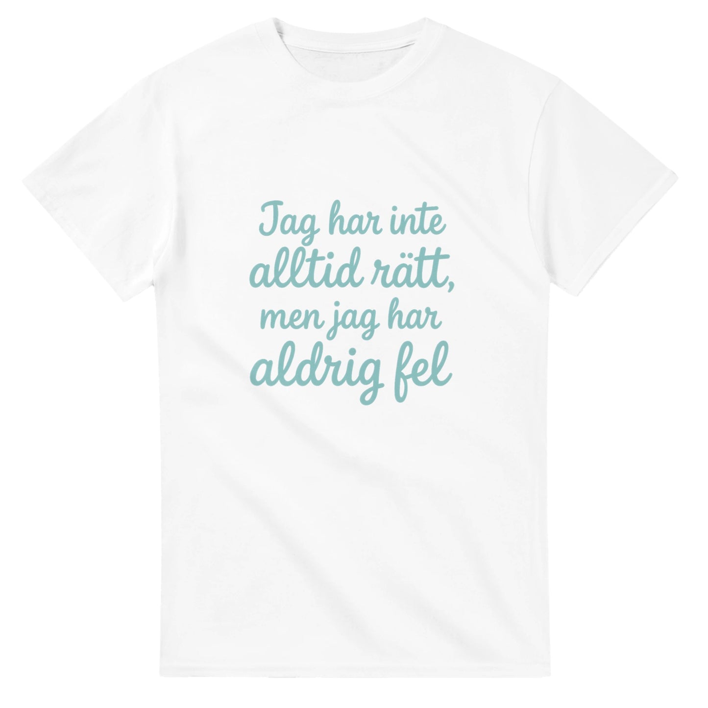 T-shirt med rolig text: Jag har inte alltid rätt, men jag har aldrig fel. Lekfull font och mjuk pastellfärg.