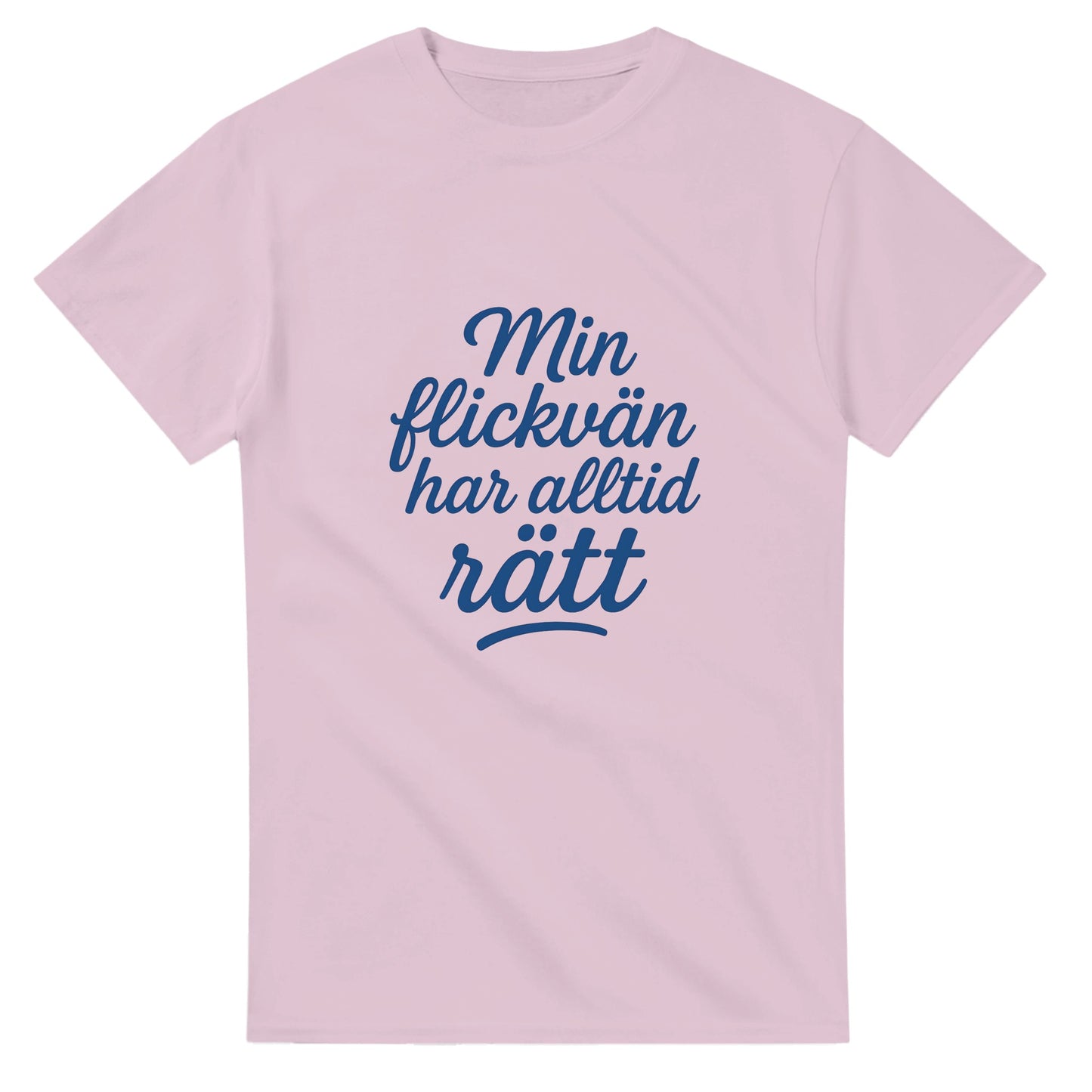 T-shirt med lekfull text: 'Min flickvän har alltid rätt' i elegant scriptfont och snygg blå färg.