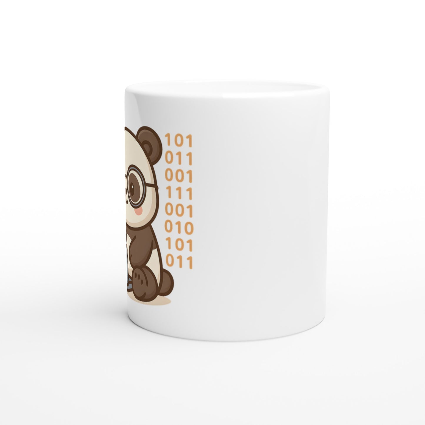Mugg med motiv av en hacker-panda, perfekt för pandavänner och kodnördar.