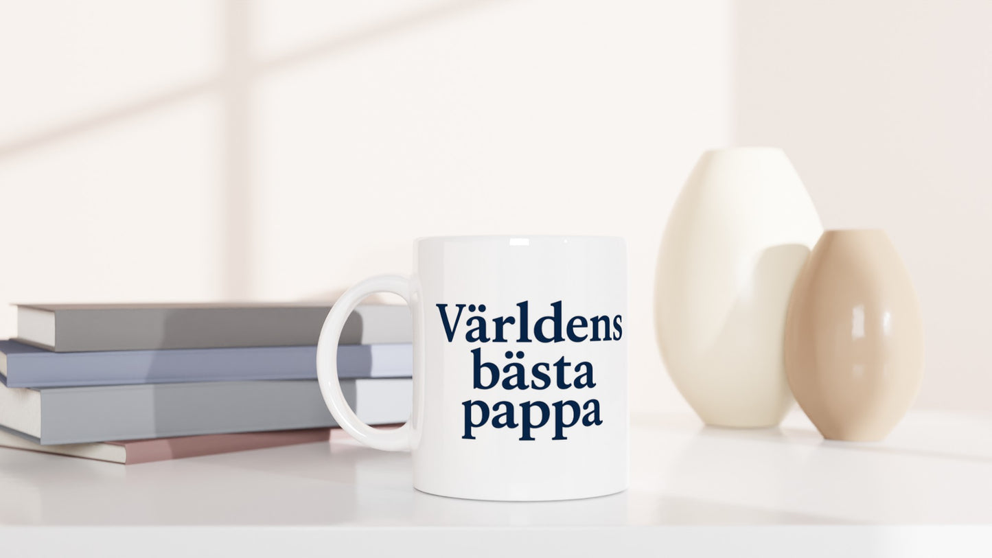 Klassisk pappa-mugg i djupblå stil med texten Världens bästa pappa i serif-font. Enkel men stolt hyllning.